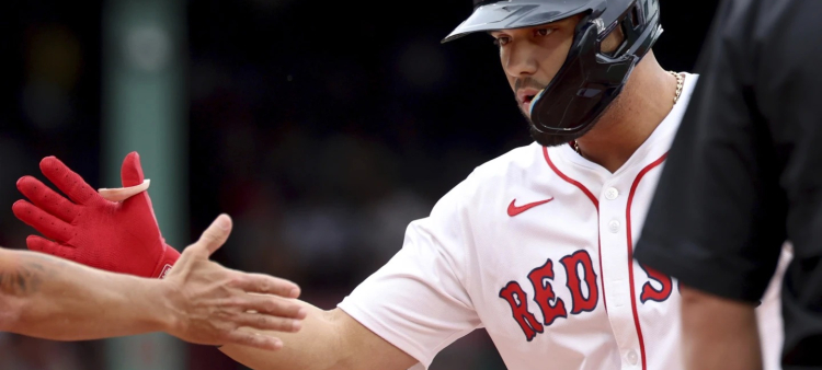 Boston triunfa sobre los Guardianes con un hit clave de Narváez y un jonrón peculiar de Trevor Story