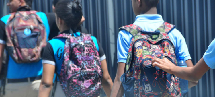 Actividad física para aliviar dolor de espalda por peso de mochilas
