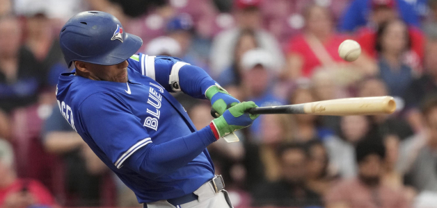 Dos jonrones de Springer llevan a los Azulejos a una victoria de 12-9 sobre los Rojos