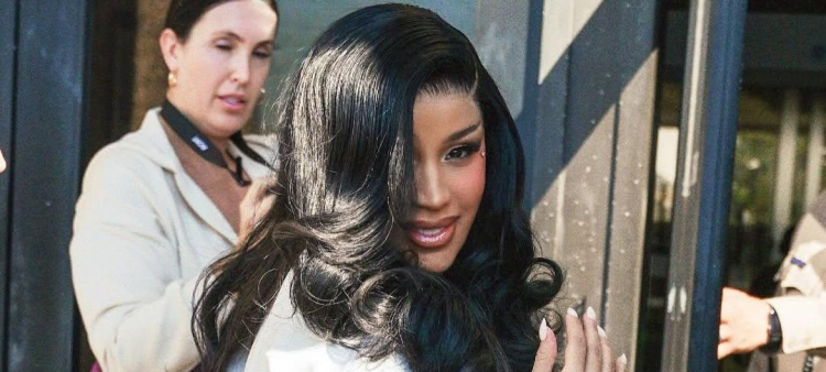 Cardi B arroja bolígrafo a periodista tras cuestionar rumores de embarazo
