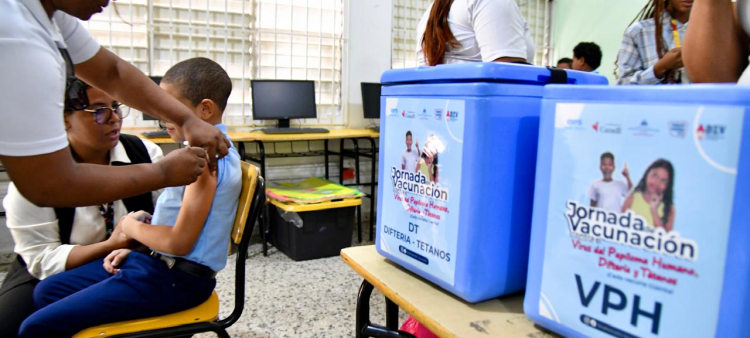 Inicio de campaña de vacunación en escuelas contra el VPH, difteria y tétanos.