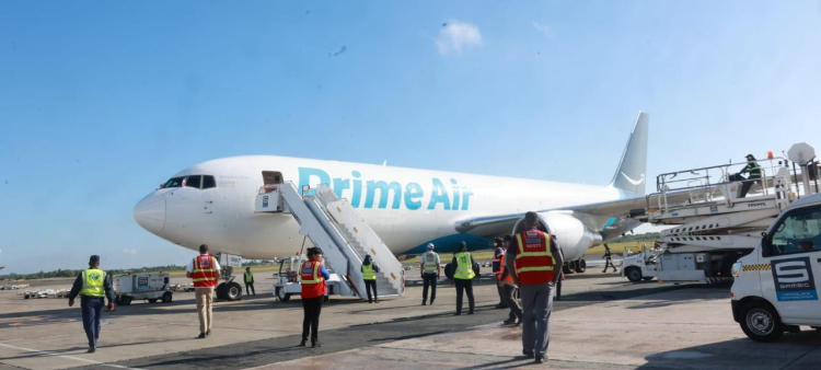 Coordinación de Amazon Cargo: Distribución eficiente con couriers locales