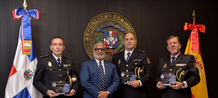 Reconocimiento del Cónsul Dominicano en Madrid al Apoyo de la Policía de España