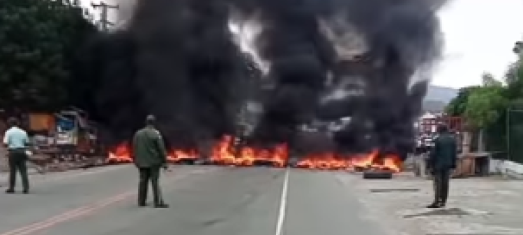 Protesta comunitaria: queman neumáticos en la carretera Francisco del Rosario Sánchez