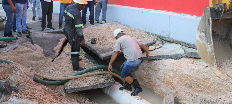 Trabajo en reparación cerca de estación de Metro Los Taínos por parte de CAASD