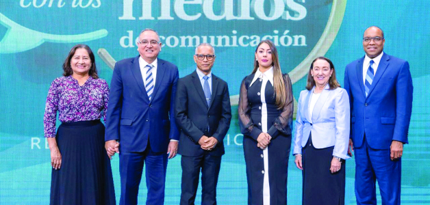 Periodistas Juan Salazar e Iluminada Muñoz galardonados por la Iglesia de Jesucristo