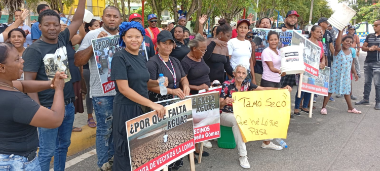 Protesta en Km 28 de Pedro Brand por 2 meses sin agua
