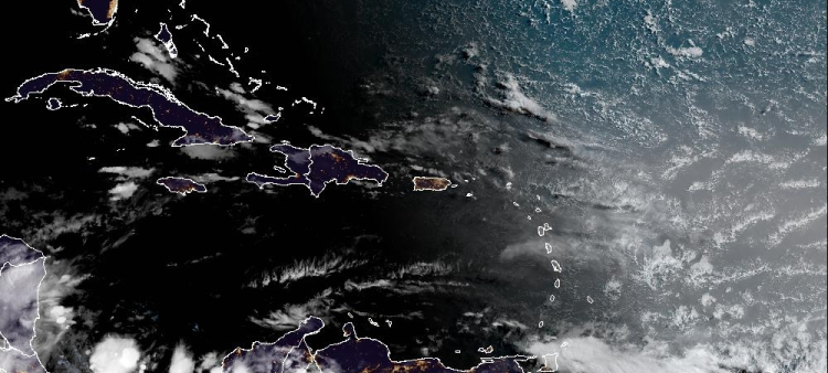 Aguaceros locales y tormentas eléctricas por vaguada y onda tropical