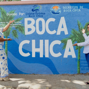 Entrega del mural “Postales de Boca Chica” por el Clúster Turístico Boca Chica