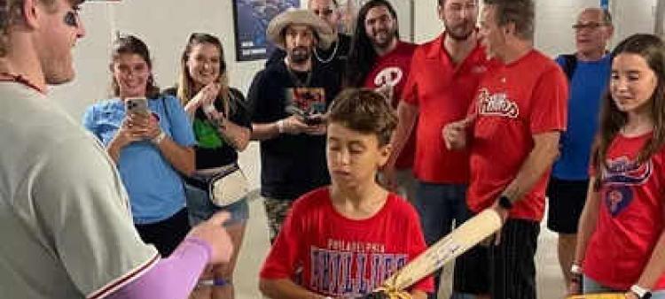 Los Filis invitan a joven aficionado a conocer a Harrison Bader tras incidente con pelota