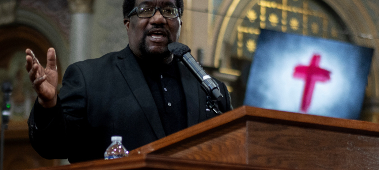 Líderes religiosos de Chicago abogan por resistencia pacífica ante intervención federal
