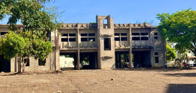 La Alcaldía de Santiago retoma la construcción de la Estación Central de Bomberos tras 15 años de abandono.