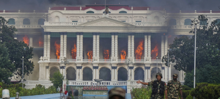 Fallece en un ataque incendiario la esposa del expremier de Nepal