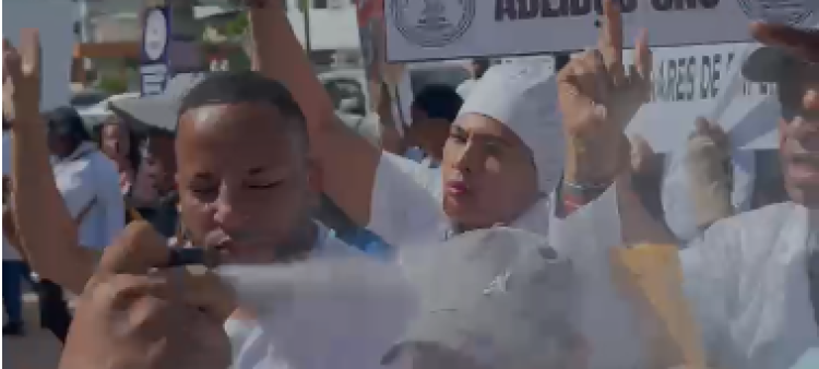 Policías utilizan gas pimienta contra enfermeras en protesta