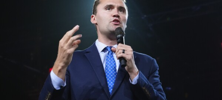 Muere el activista conservador Charlie Kirk después de recibir un disparo en el cuello.