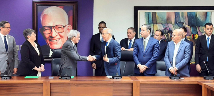 Informe clave para la política fronteriza de Haití entregado a Danilo Medina por el CES
