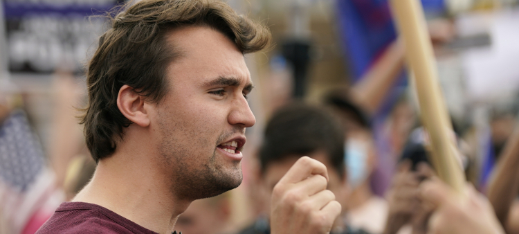 Recompensa de hasta 100,000 dólares por información sobre el asesino de Charlie Kirk