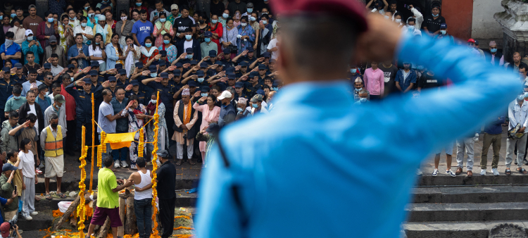 Nepal designa nueva primera ministra después de protestas violentas.