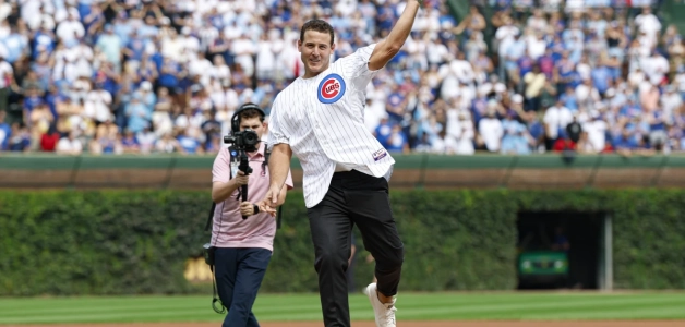 Anthony Rizzo se retira de los Cubs de Chicago tras casi atrapar un jonrón en el Wrigley.