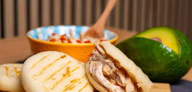 Venezolanos se unen para preparar 20,000 arepas en su Día Mundial