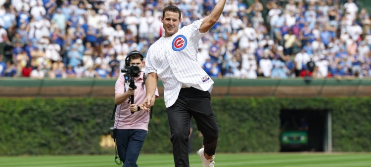 Anthony Rizzo se retira de los Cubs de Chicago tras casi atrapar un jonrón en el Wrigley Field.