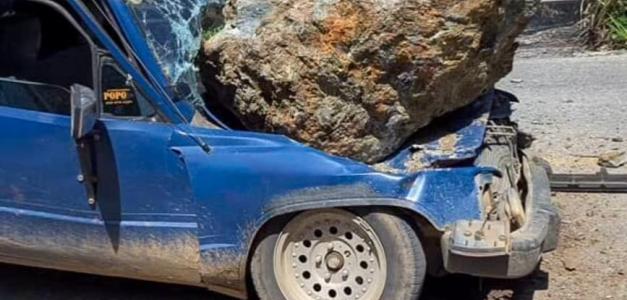 Roca cae sobre vehículo en carretera La Vega-Jarabacoa: increíblemente, los pasajeros sobreviven