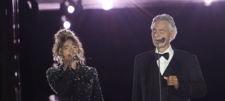 Karol G emocionada tras actuar en el Vaticano con Andrea Bocelli.
