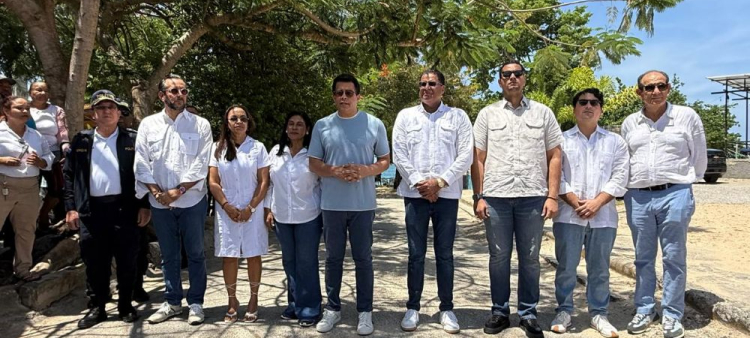 Reconstrucción de la plaza de vendedores en Río San Juan iniciada por David Collado