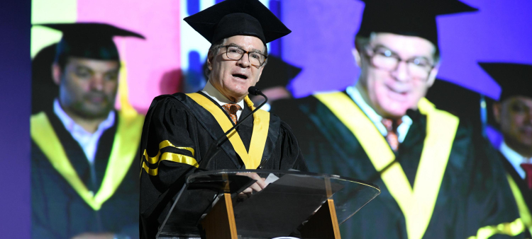 Mensajes de aliento de Corripio para nuevos profesionales.
