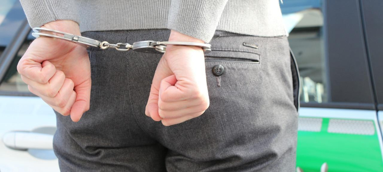 Arrestan al estafador de Tinder que inspiró película de Netflix