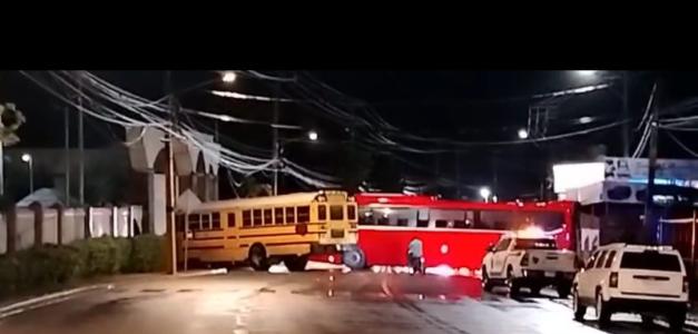Transportistas interrumpen el tráfico en rutas de La Otra Banda, Higüey.