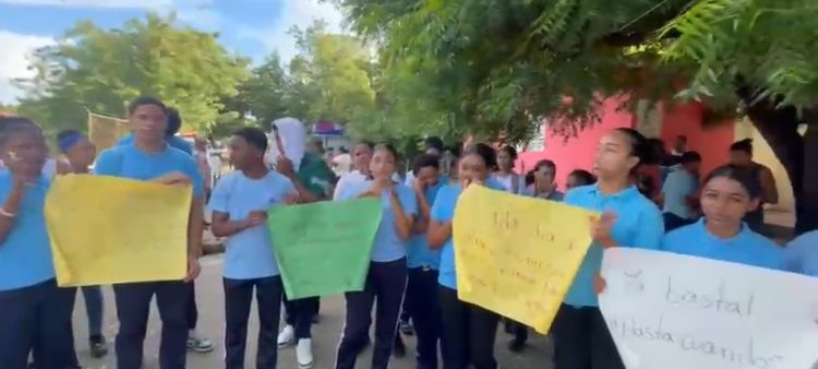 Estudiantes del Liceo Elpidio Brito Cueto exigen finalización de las obras de la institución
