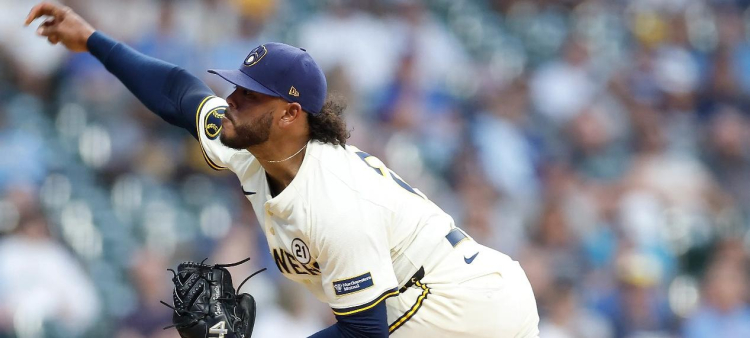 El lanzador Freddy Peralta brilla al obtener su decimoséptima victoria