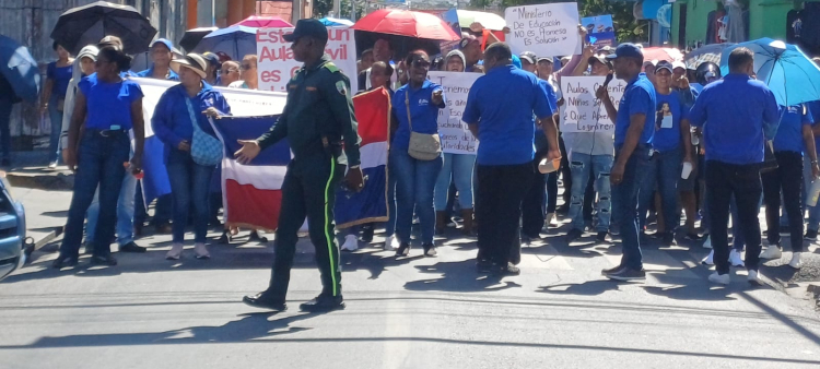 Paro y marcha de maestros de Baní por escuela Las Carreras