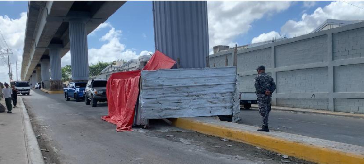 Policías resguardan desprendimiento de concreto en columna del Metro de Los Alcarrizos