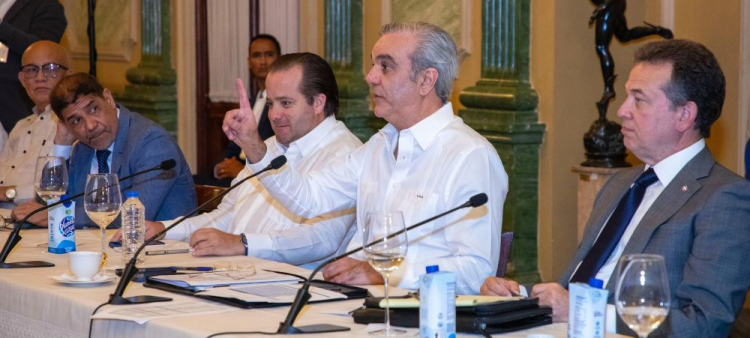 Reunión de Abinader con empresarios y productores para evaluar la economía y el desarrollo del país