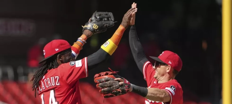 Spencer Steer conecta jonrón para llevar a los Rojos a la victoria sobre los Cardenales en un crucial encuentro de la serie.