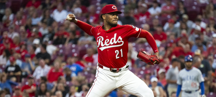 Greene logra su primer juego completo y los Rojos vencen a los Cachorros 1-0