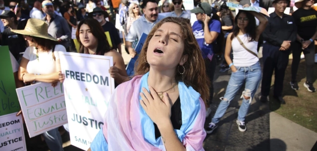 California prohíbe a la mayoría de agentes del orden cubrirse el rostro durante operaciones
