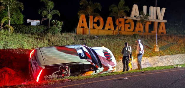 Increíble: Crazy Design sale ileso tras accidente de tránsito con su equipo