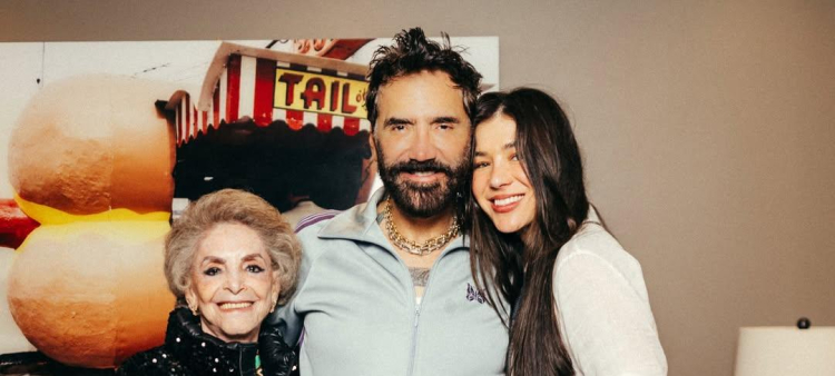 El misterioso hombre que fue besado por Doña Cuquita, viuda de Vicente Fernández.