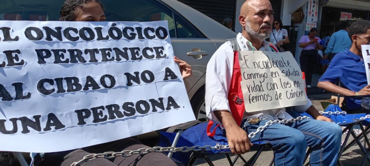 Pastor evangélico se encadena en protesta frente al Oncológico del Cibao