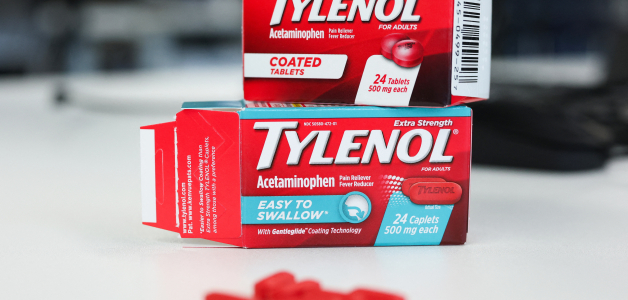 Limitaciones en el uso de Tylenol por Trump: ¿causa de autismo según críticas médicas?