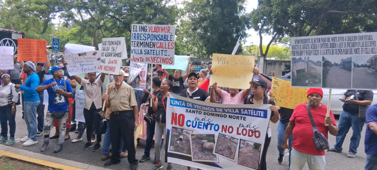Protesta de Residentes de Villa Mella ante el Ministerio de Obras Públicas