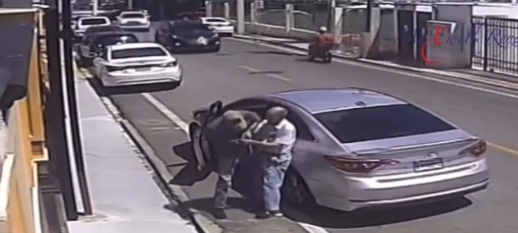 Persecución de la Policía Nacional a Agresores de Anciano en Santiago