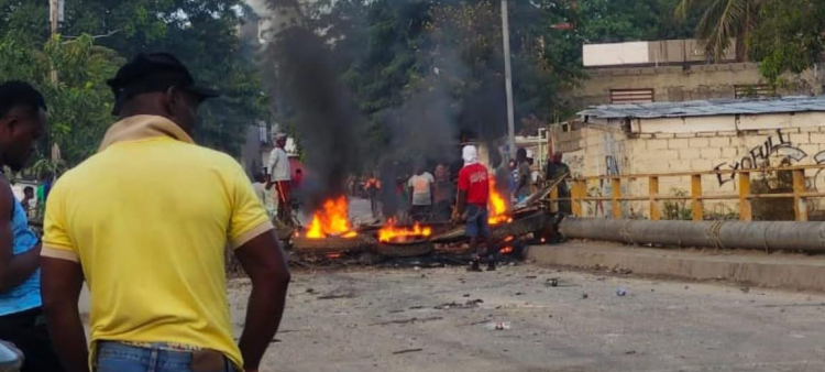 Bloqueo en entrada a Juana Méndez por asesinato de abogado: protesta con quemas de neumáticos