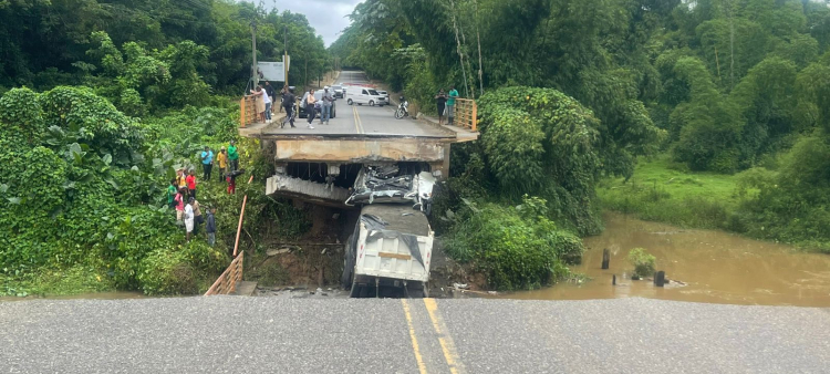 Colapso del puente de Don Juan en Monte Plata durante el paso de un camión