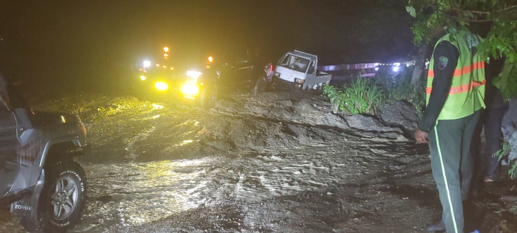 Camiones de carga varados en carretera de Ocoa debido a intensas lluvias