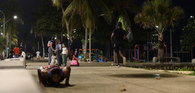 Regreso a la calma: habitantes de la capital se reúnen en el malecón tras intensas lluvias este viernes