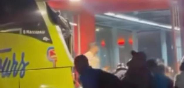 Accidente: Autobús de Caribe Tour impacta contra estación del Metro Núñez de Cáceres hiriendo a empleada
